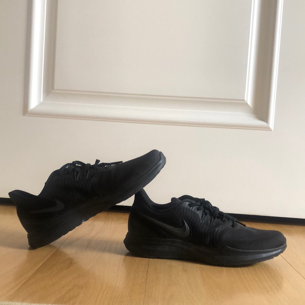 Nike comfort footbed shoes!